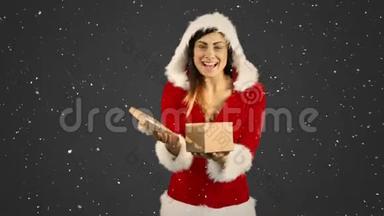 一个穿着桑塔西装拿着礼物的女孩被<strong>大雪</strong>覆盖的<strong>视频</strong>组合